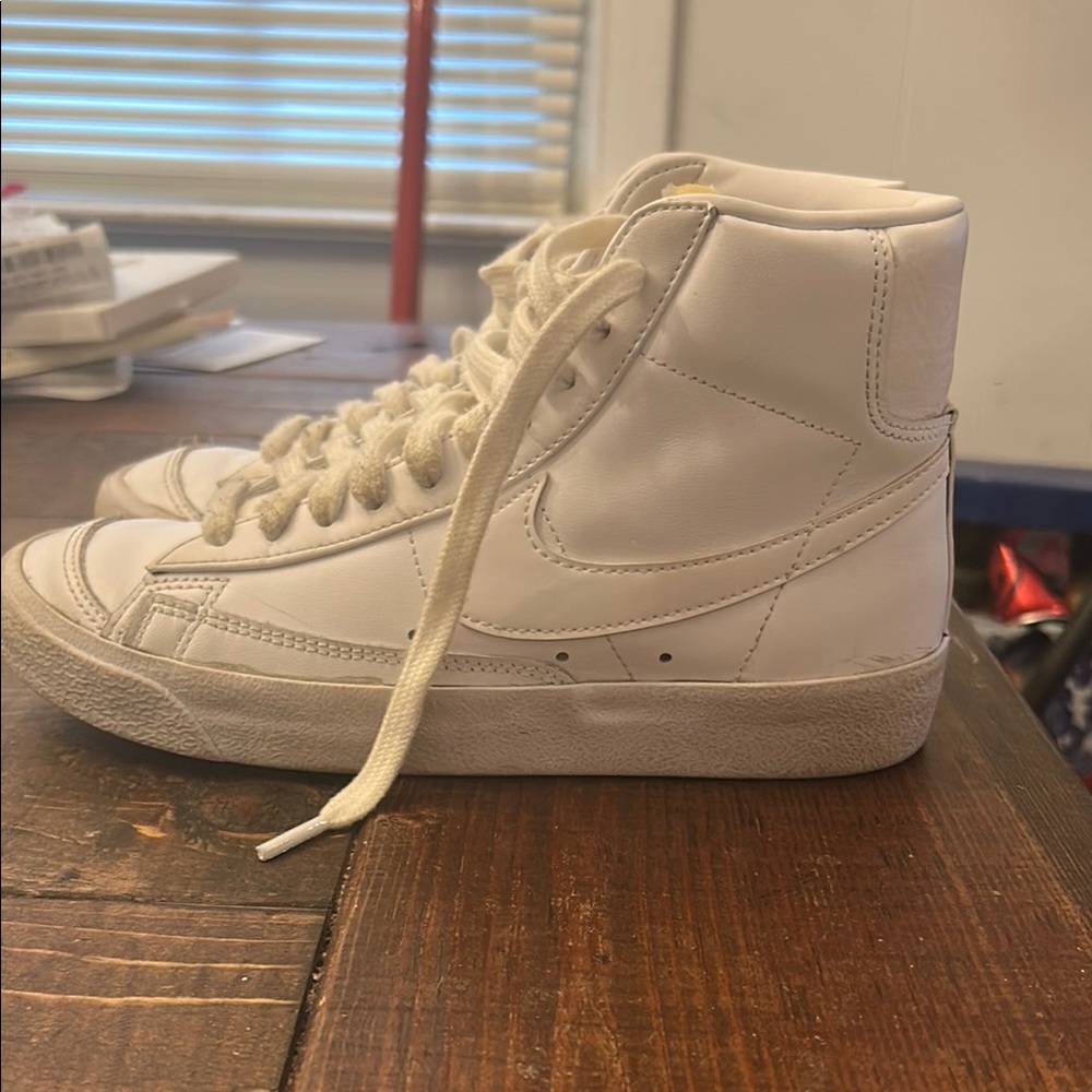 Nike White High-Top Sneakers Minimalist Design